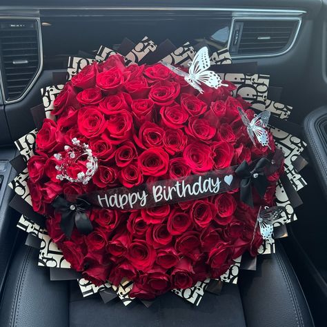 100ct birthday bouquet 🖤🪄 dm to inquire on ordering💌 • • • • • #birthdaybouquet #ramobuchon #ramo #bouquet #dior #diorwrappingpaper #diorwrappedbouquet #redroses #flowers #florists #bayarea #bayareaflorist #bayarearamos #bayarearamobuchones #newarkcalifornia Flower Bouquet For Mom Birthday, Birthday Ramo, Big Flower Bouquet, Birthday Flowers Bouquet, Money Bouquet, Birthday Bouquet, Big Flowers, Different Flowers, Birthday Flowers