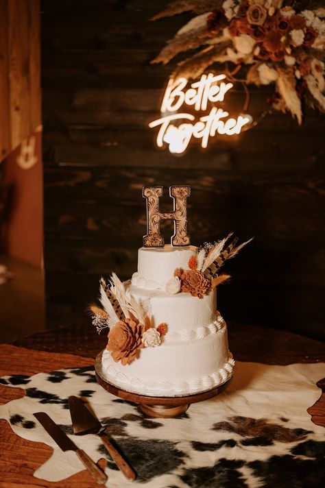 Check out this photo from brianna.purvis Western Cake Wedding, Country Themed Wedding Cake, Western Theme Wedding Cake, Western Wedding Planning, Cowboy Western Wedding, Simple Western Wedding Decor, Western Wedding Cakes Rustic, Affordable Wedding Food Ideas, Western Cowboy Wedding