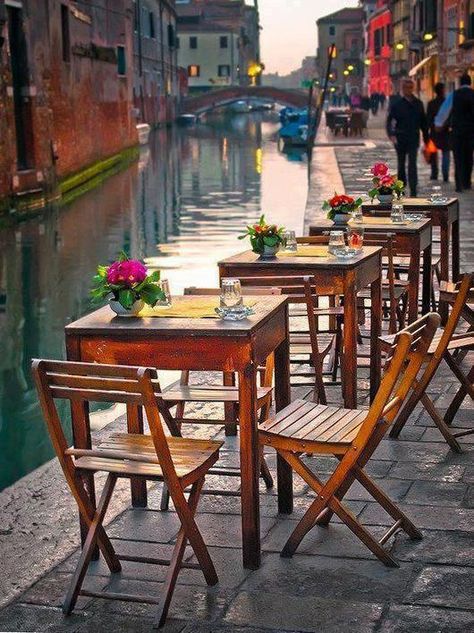 Canal-side cafe - Venice, Italy Trip Planner, Awesome Places, Vatican City, Tallinn, Future Travel, Alam Yang Indah, Reykjavik, Venice Italy, Pretty Places