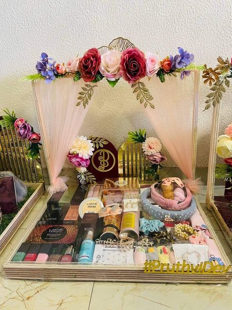 Cosmetic Tray Decoration For Wedding, Chhab Decoration Tray, Wedding Hamper Decoration Ideas, Chhab Tray Decoration, Wedding Cosmetics Packing Ideas, Cosmetic Packaging For Wedding, Dua E Khair Baskets, Makeup Tray Decoration For Wedding, Shaadi Gift Packing Ideas