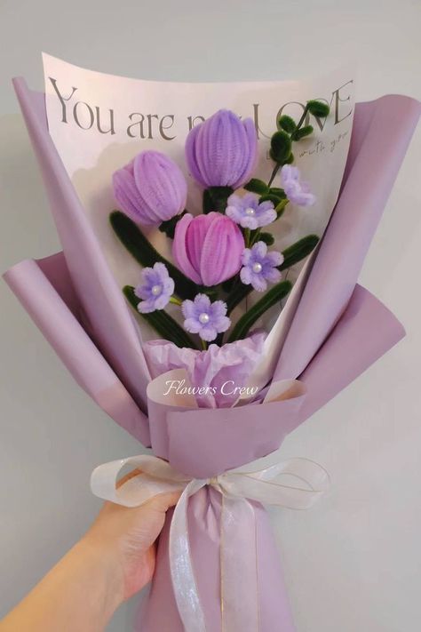 Simple bridal bouquet with purple tulips and daisies Paper Flower Bouquet Diy, Clean Flowers, Piping Flowers, Hanging Craft Ideas, Diy Bouquet Wrap, Pipe Cleaner Flowers, Flower Bouquet Diy, Hanging Craft, Pipe Cleaner Crafts