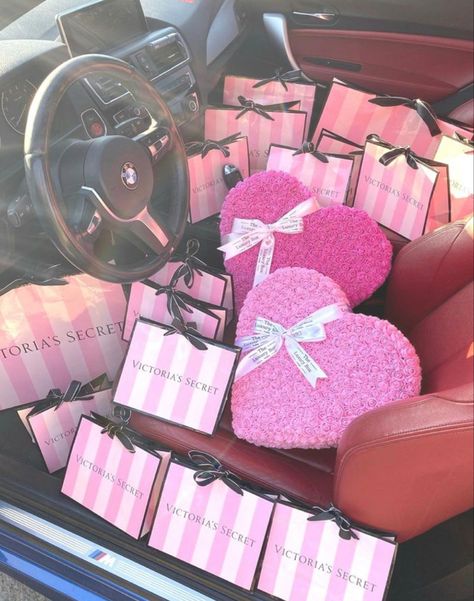 Valentines Day Gift For Girlfriend, Luxury Birthday Gifts, Rose Bear, Birthday Goals, Luxury Birthday, Victoria Secret Outfits, Rich Girl Lifestyle, Rose Heart, Light For Living Room