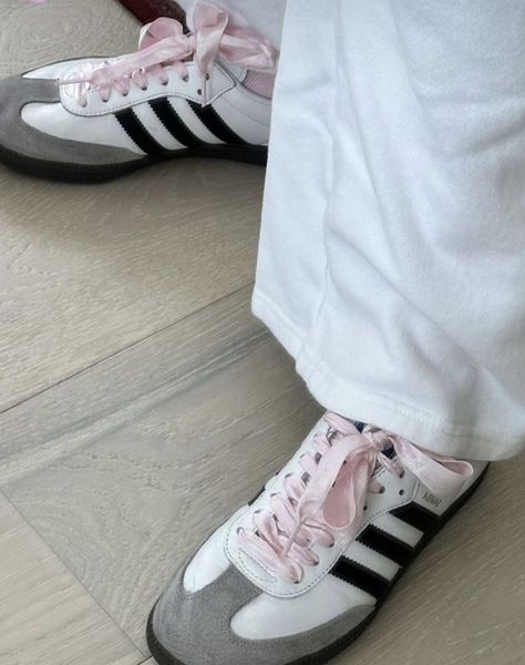 Adidas Classic Shoes, Adidas Samba Outfits, Adidas Samba White, Samba Outfits, Adidas Samba Outfit, Samba Outfit, Dr Shoes, Skandinavian Fashion, Adidas Classic