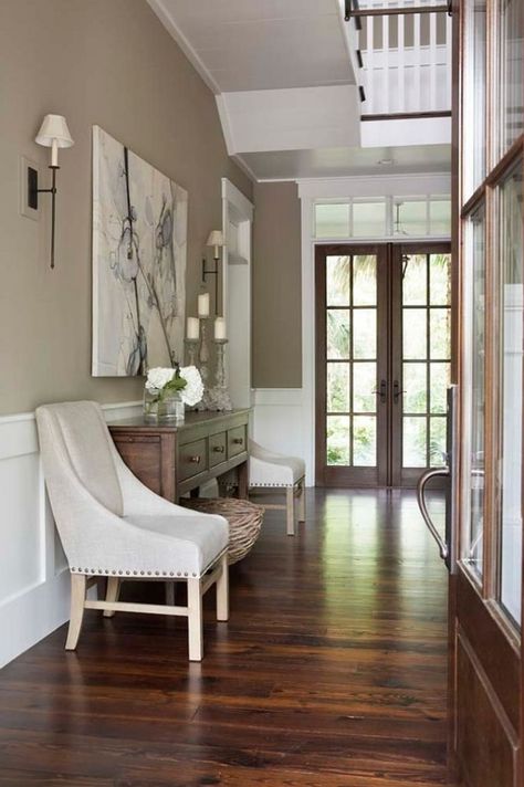 Benjamin Moore Berkshire Beige AC-2 / Flat. Trim is Sherwin Williams pure white. Lantai Vinil, Hallway Paint Colors, Vstupná Hala, Hallway Paint, Entryway Inspiration, Real Estat, Dark Wood Floors, Versace Home, Beige Walls