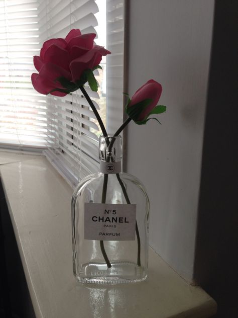 Turn a bottle into a chanel perfume to use as a vase Here have used printable sticky labels! Perfect :) Chanel Perfume Bottle, Nik Naks, Zepeto Background, Floral Perfume, Sticky Labels, Chanel Perfume, Printable Labels, Perfume Bottle, Dressing Room