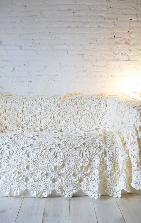 Vintage crocheted blanket "flowers" Crochet Flower Blanket, Vintage Bedspread, Mollie Makes, Crocheted Blanket, Crochet Bedspread, Crochet Vintage, Manta Crochet, Linens And Lace, Crochet Home