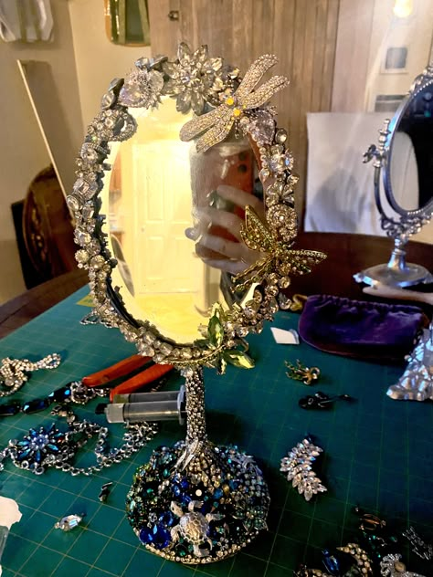 Bedazzled Mirror Diy, Diy Vintage Mirror Frame Ideas, Room Decor Jewelry, Decorated Mirrors Frame Ideas, Cool Mirror Ideas, Jewelry Art Ideas, Decorated Mirror Diy, Decorated Mirrors, Mirrors Diy