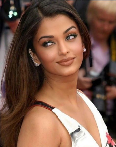 Aishwarya Rai Makeup Look, Ashwariya Rai 90, Aishwarya Rai Side Profile, Aishwarya Rai Hair, Bollywood Actress Hair, Young Aishwarya Rai, Aishwarya Rai 90s Aesthetic, Aishwarya Rai 90s, Aishwarya Rai Makeup