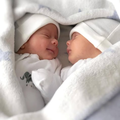 Twin Baby Photos, Twin Baby Boys, Twin Baby Girls, Twin Photos, Cute Babies Photography, Cute Twins, Polo Shirts Men, Newborn Twins