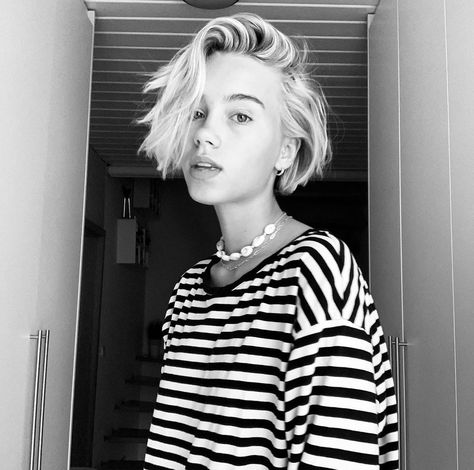 Queer Blonde Hair, Queer Bob Hairstyle, Bisexual Bob Haircut, Queer Haircut, Ways To Grow Hair, Lisa And Lena, Choppy Bob Hairstyles For Fine Hair, Short Blonde Bobs, Choppy Bob Hairstyles