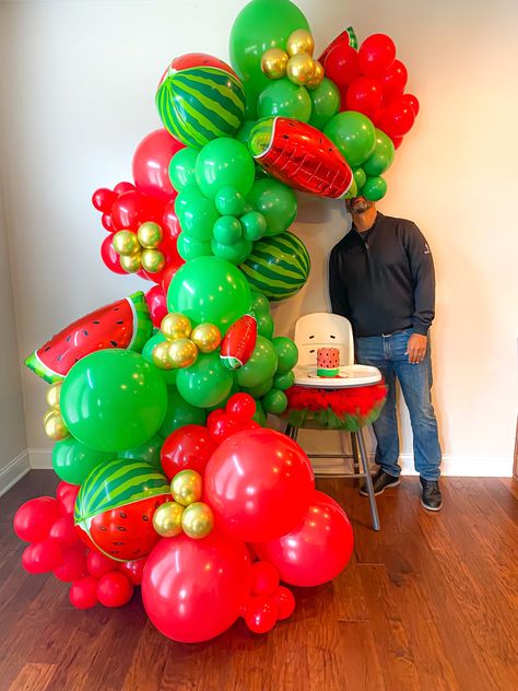 Watermelon Balloon Decor, Watermelon Balloon Arch, Watermelon Balloon Garland, Balloon Training, Boy Baby Shower Centerpieces, Balloon Bouquet Diy, Watermelon Birthday Parties, Watermelon Decor, Show Da Luna