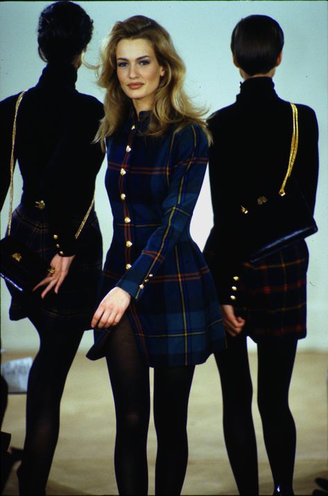 Ralph Lauren Runway Show RTW F/W 1991 Ralph Lauren Runway, Paris House, Karen Mulder, Ralph Lauren Fall, 90s Runway Fashion, Runway Fashion Couture, Vintage Runway, House Of Beauty, 1990s Fashion