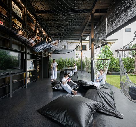 Thailand-based design office Integrated Field has recently completed the Kloem Hostel in Bangkok. Black House Interior, Hidden Oasis, Hostels Design, Tropical Lifestyle, Hostel Room, Rental Property Management, Capsule Hotel, Real Estate Rentals, Youth Hostel