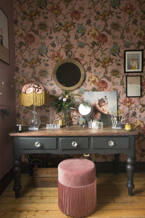 sympathetic Vintage Dressing Rooms, House Of Hackney Wallpaper, Dressing Room Decor, Green Sofa, Dark Interiors, Vintage Room, Decoration Inspiration, Dressing Room Design, Eclectic Home