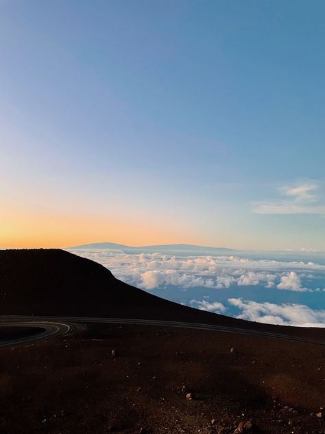 #hawaiian #travel #traveltips #travelphotography #hike #sunrise #mountains #vacation #maui #drive #beautifuldestinations #roadtrip #clouds Haleakala National Park Sunrise, Mountains Vacation, Hawaiian Travel, Haleakala National Park, Above The Clouds, The Clouds, Beautiful Destinations, Maui, Couple Goals