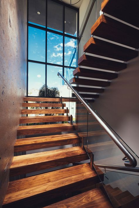 Staircase Window, Balustrade Design, Slope House, Contemporary Modern House, Glass Stairs, Stair Railing Design, Wood Staircase, Floating Stairs, Glass Staircase