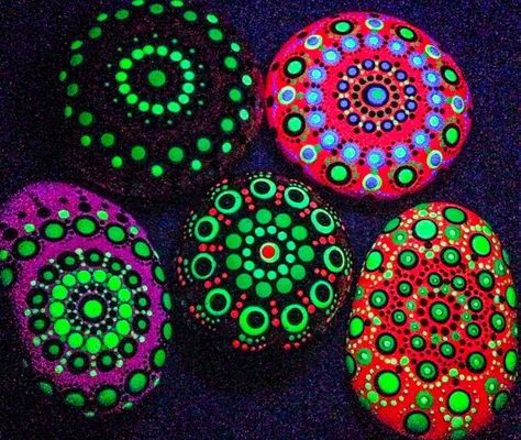 Neon Rock Painting, Dot Rocks, Glow Garden, Glow Rock, Diy Glow, Black Lights, Neon Painting, Dot Mandala, Dot Art Painting