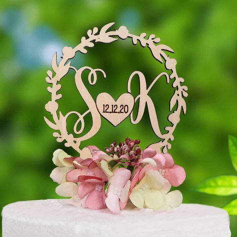 Personalized round wreath wooden cake topper  Find more designs here: https://shopee.com.my/product/15094972/6115325513?smtt=0.0.9  https://www.etsy.com/listing/770663710/personalized-wreath-cake-topper-cake  #personalizedcaketopper #initialcaketopper  #barnwedding #gardenwedding #rusticcaketopper #woodencaketopper  #weddingcaketoppers #weddinganniversary #engagementcaketopper #anniversaryparty #woodanniverdary #5thanniversarygift #soulcrafty #soulcraftygarden Topper Bunga, Flower Wreath Cake, Wreath Cake Topper, Personalized Wreath, Wreath Cake, Wooden Cake Topper, Personalized Wreaths, Engagement Cake Toppers, Cake Topper Initials