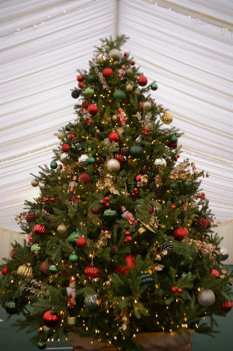 Christmas Wallpaper Christmas Tree, 10ft Christmas Tree, Christmas Tree Inspiration Traditional, Nutcracker Decorations, Christmas Commercial, Christmas Living Room Decor Ideas, Christmas Styling, Christmas Living Room Decor, Christmas Tree Inspo