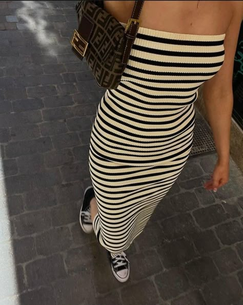 Shoes Summer 2023 Trends, Tube Dress Outfit, Tube Dresses, Dresses Casual Summer, Summer Sun Dress, Modern Clothes, Europe Outfits, Causual Outfits, Mode Inspo