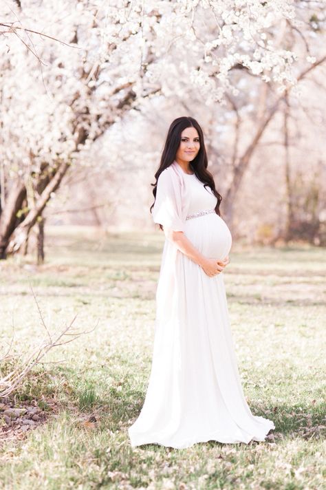 Pregnancy Photoshoot Beach, Soiree Outfit, Spring Maternity, Maternity Photoshoot Poses, Maternity Chic, Rachel Parcell, Maternity Dresses For Photoshoot, Maternity Photography Poses, Pregnant Belly