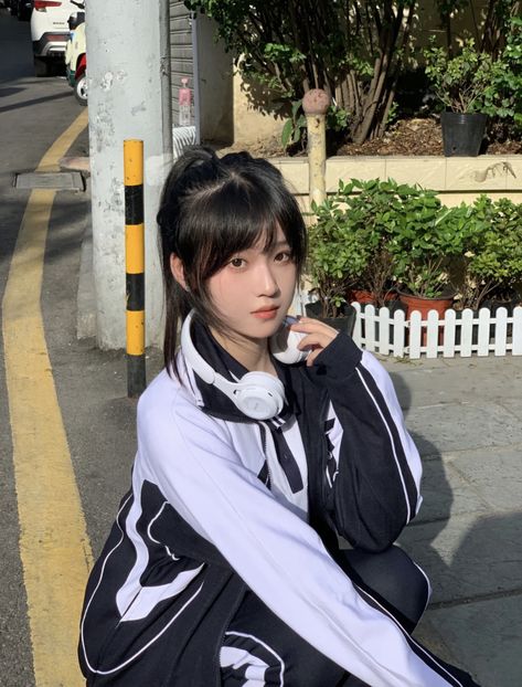 Chinese School Uniform, School Uniform Girl, Chinese School, High School Uniform, High School Life, Student Girl, School Pictures, Girls High, Hairstyles For School