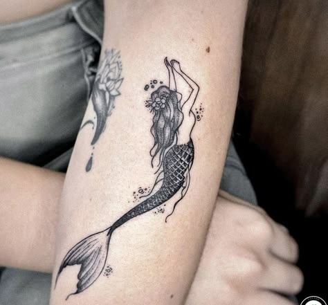 Mermaid And Sun Tattoo, Mermaid Calf Tattoo, Mermaid Shoulder Tattoo, Mermaid Tattoo For Men, Ocean Patchwork Tattoo, Mermaid Back Tattoo, Mermaid Arm Tattoo, Vintage Mermaid Tattoo, Chosen Tattoo