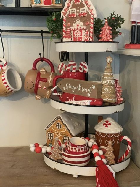 Gingerbread Theme Kitchen, Hot Cocoa Bar Ideas Coffee Stations, Christmas Decor Ideas Red And Green, Christmas Decor Ideas Red, Gingerbread Diy Crafts, Cocoa Bar Ideas, Hot Cocoa Bar Ideas, Island Style Decor, Christmas Trays