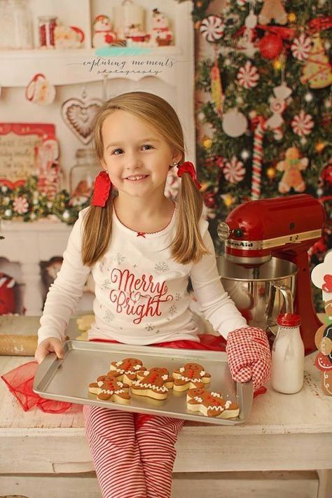 christmas baking photos Christmas Baking Photoshoot, Baking Photoshoot, Photography Types, Christmas Photoshoot Kids, Family Editorial, Sallys Baking, Christmas Poses, Christmas Family Photoshoot, Milestone Photography