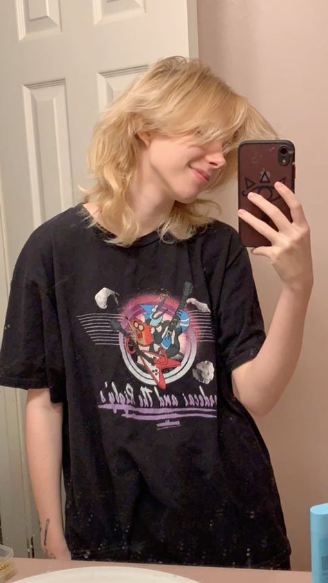 nonbinary swag Blonde Nonbinary, Nonbinary Hairstyles, Nonbinary Mullet, Short Hair Nonbinary, Nonbinary Haircuts, Nonbinary Hair, Shaggy Mullet, Short Mullet, Two Toned Hair