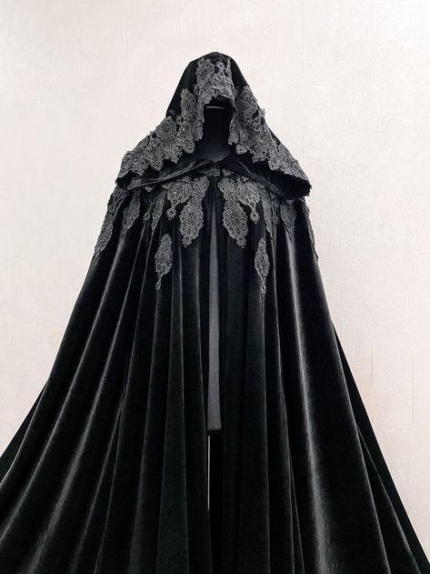 Black cape halloween Velvet Cloak Theater cloak The black cape is trimmed with black lace, which adds drama to this cape. This cloak can be worn for Halloween, any other costume party. Vampire Cloak, Wizard Fashion, Velvet Cloak, Long Cloak, Black Cloak, Halloween Clothes, Velvet Cape, Long Cape, Fest Outfits