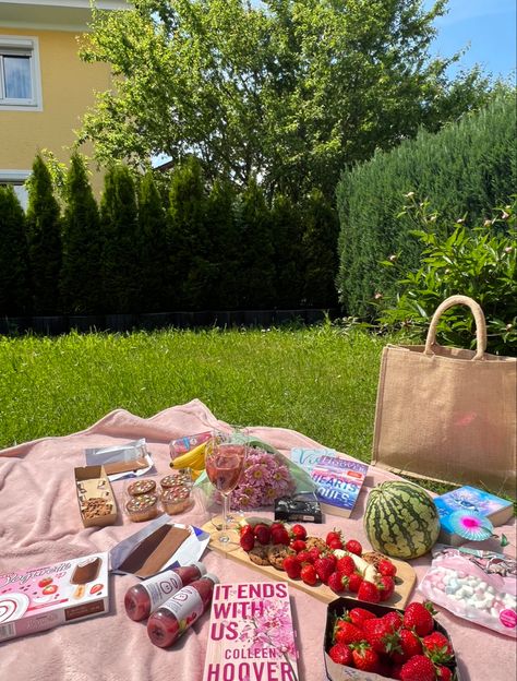 Picnic With Bestie Aesthetic, Picnic Aesthetic Pictures, Picnic Book Aesthetic, Reading Picnic Aesthetic, Book Besties Aesthetic, Book Picnic Aesthetic, Bookish Picnic, Bestie Picnic, Picnic With Bestie