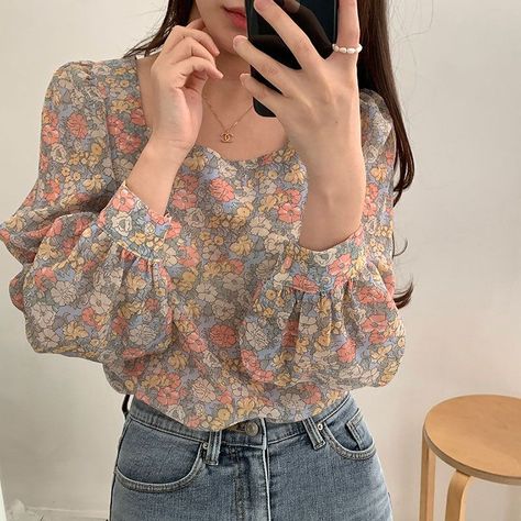 Gentle Romance, Classy Tops, Blouse Korea, Blouse Korean Style, Vintage Florals, Fashion Top Outfits, Fashion Tops Blouse, Elegant Blouses, Loose Blouse