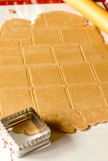 Homemade Graham Crackers Weekly Dessert, Graham Crackers Recipe, Savory Crackers, Shape Cookies, Bars Cookies, Graham Cracker Recipes, Crackers Recipe, Homemade Graham Crackers, Homemade Breads