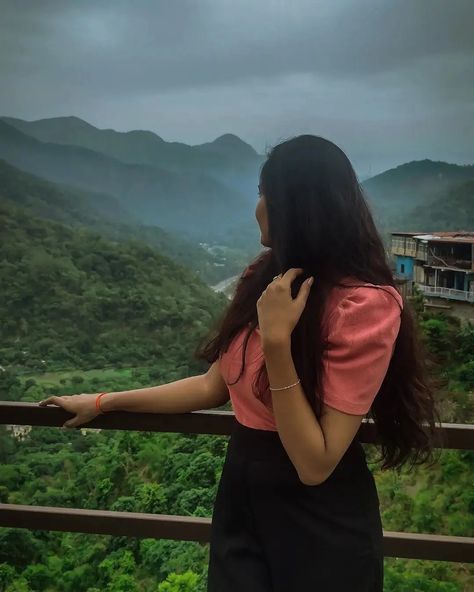 Photo Pose In Hill Station, Pose With Mountain, Saputara Hill Station Photography Ideas, Pics On Mountains, Matheran Hill Station Photography, Photography Poses In Ooty, Hill Poses Photo Ideas, Poses In Hills, Mountain Pic Ideas