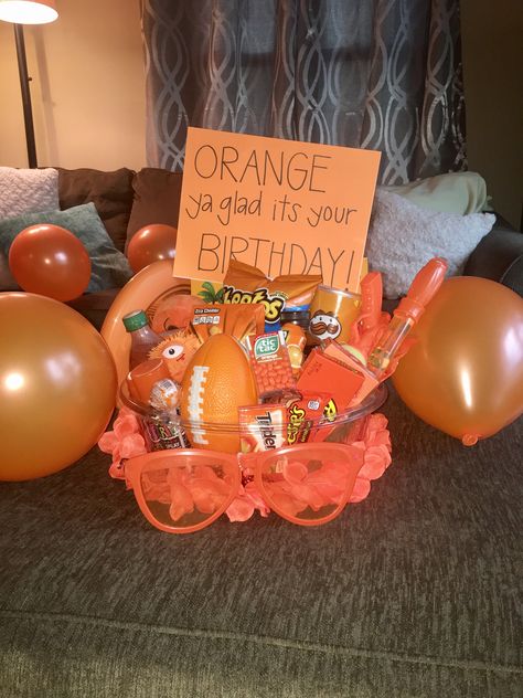 Shoe Box Gift Ideas For Best Friend, Orange Gift Basket Ideas For Him, Orange Gift Basket Ideas, Surprise Birthday Ideas, Orange Basket, Homemade Birthday Gifts, Birthday Gift Basket, Small Birthday Gifts, Orange Birthday