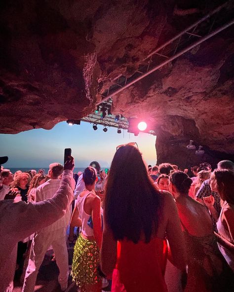 Clubbing in menorca cove mallorca partying in ibiza spain cova de xoroi summer house music edm Ibiza Travel Aesthetic, Spain Party Aesthetic, Mallorca Nightlife, House Music Aesthetic, Clubbing Ibiza, House Music Party, Spain Life, Party In Ibiza, Ibiza Nightlife