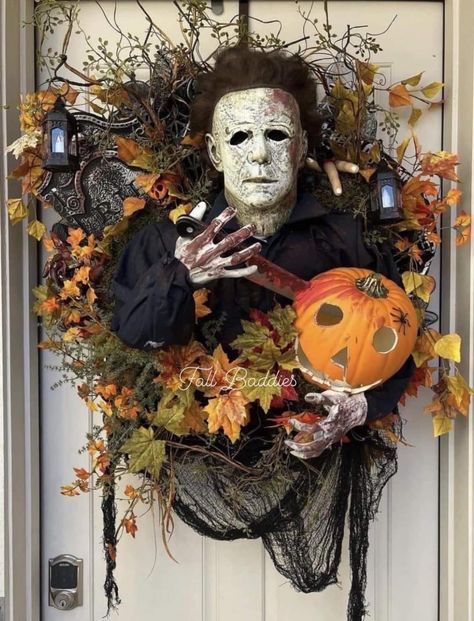 Scary Wreaths Diy, Michael Myers Themed Halloween Decor, Horror Wreath Diy, Horror Wreath Ideas, Halloween Swags For Front Door, Michael Myers Wreath, Creepy Wreath, Horror Wreath, Halloween Rules