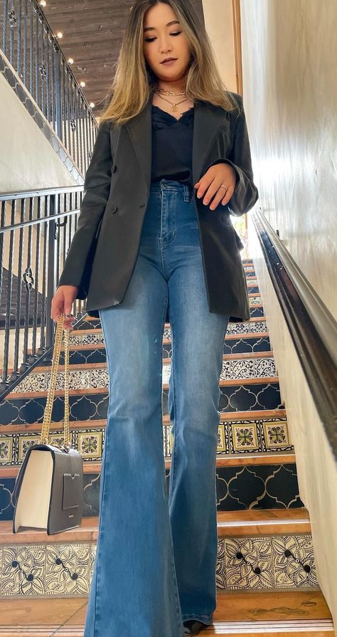 Flare Jeans With Blazer Outfit, Flare Jeans And Blazer Outfit, Flare Jeans Blazer Outfit, Blazer And Flare Jeans Outfit, Blazer With Flare Jeans, Flare Leg Jeans Outfit Fall, Flare Jeans With Heels, Outfit Jeans Flare, Flare Jeans Outfit Black Woman