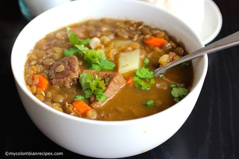 Sopa de Lentejas con Carne (Lentils and Beef Soup) Columbian Recipes, Ecuadorian Food, Hearty Lunch, Cold Weather Food, Colombian Food, Lentil Soup Recipes, Beef Soup, Bowl Of Soup, Soups And Stews