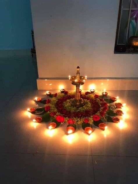 Wall Decor Design Diwali, Bhai Dooj Thali Decoration, Karthikai Deepam Decoration, Aesthetic Diwali Rangoli, Diwali Decorations At Home Lights, Deewali Decoration Ideas, Deepavali Decorations At Home, Deepawali Decoration Ideas, Entrance Flower Decoration