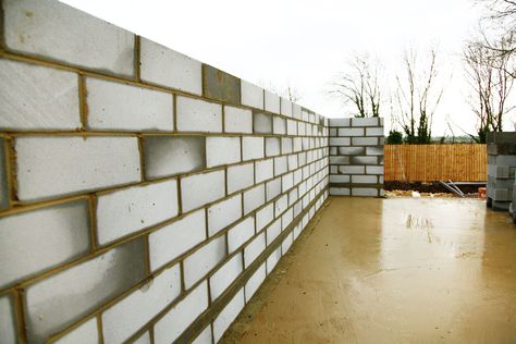 Cinder Block Fence, Small Garden Fence, Cinder Block Garden, Concrete Block Walls, Brick Mason, Cinder Block Walls, Building Foundation, Concrete Footings, Concrete Fence