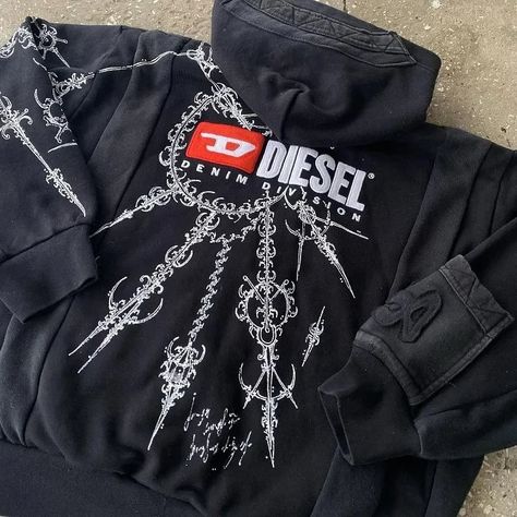 BARBED PRINT HOODIE 🔗 LINK IN BIO Elevate your streetwear game with our Black Barbed Print Hoodie. Skull Butterfly, Diesel Clothing, Y2k Sweatshirt, Goth Streetwear, Estilo Harajuku, Wife Style, Hoodie Y2k, American Gothic, Retro Streetwear