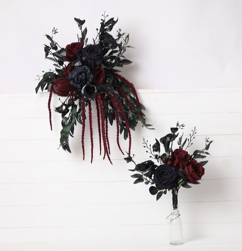 Black And Burgundy Wedding Decorations, Black Burgundy Wedding, Gothic Wedding Bouquet, Moody Wedding Flowers, Burgundy Wedding Bouquet, Gold And Burgundy Wedding, Gothic Wedding Theme, Vampire Wedding, Alternative Wedding Bouquet