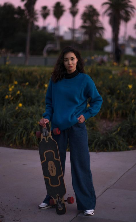 Types Of Skateboards, Female Skater, Holding Skateboard, Skater Poses, Skateboard Photos, Skateboard Aesthetic, Action Pose Reference, Male Pose Reference, People Poses