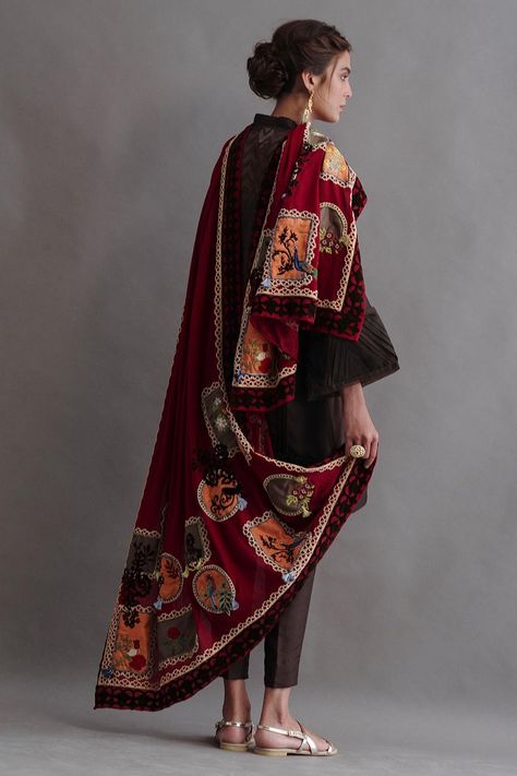 Indian Shawl, Nida Azwer, Printed Dupatta, Indian Attire, Pashmina Shawl, Embroidery Suits, Suit Designs, Silk Slip, Silk Thread