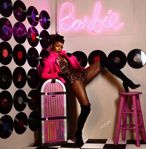 Disco Barbie photoshoot concept old jukebox speaker prop and old vinyle records. A fun and easy set to make at home Jukebox Photoshoot, Box Photoshoot Ideas, Barbie Box Photoshoot, Disco Editorial, Photoshoot Ideas Diy, Barbie Props, Box Photoshoot, Disco Barbie, Barbie Photoshoot