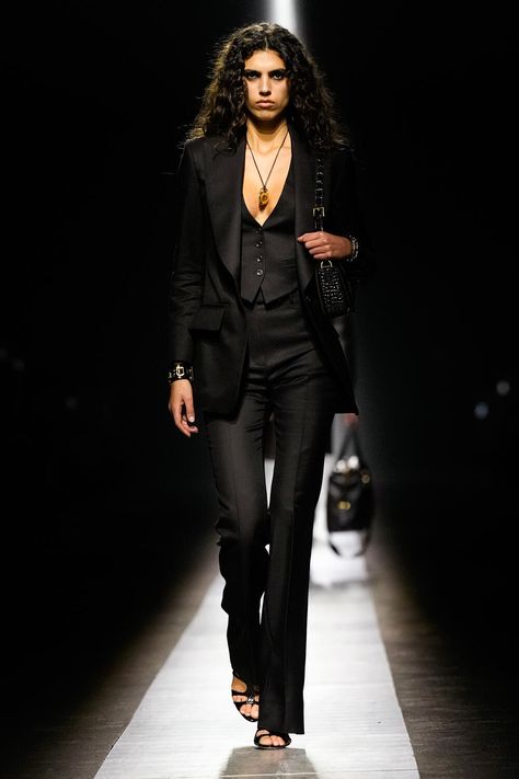 Tom Ford Womenswear, Tom Ford 2024, Fashion Show Outfit What To Wear To A, Tom Ford Outfit, Tom Ford Aesthetic, Tom Ford Runway, Dark Feminine Style, Ralph Lauren Runway, Tom Ford Fashion