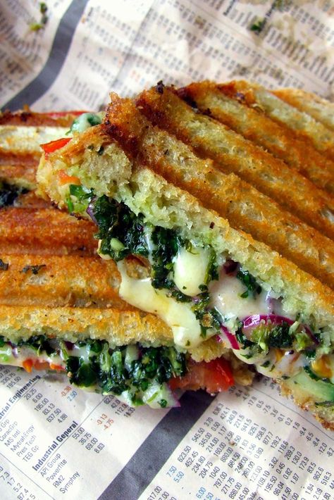 A delicious collection of toasted sandwich recipes, from a classic cheese and ham toasted sandwich to a sophisticated garlic mushroom sourdough recipe. More Mumbai Sandwich, بطاطس مهروسة, Toasted Sandwich Recipes, Toasted Sandwich, Great British Chefs, Toast Sandwich, Vegetarian Sandwich, Indian Street, Midweek Meals