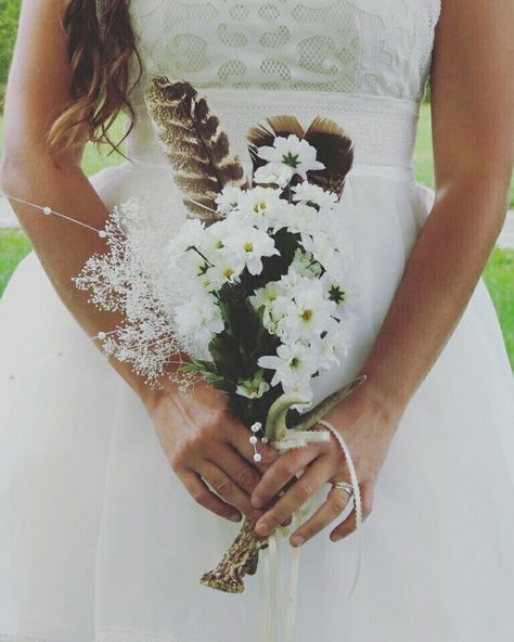 Daisies, turkey feather and antler wedding bouquet Native American Wedding Dress, Wild Turkey Feathers, Native American Wedding, Feather Bouquet, Antler Wedding, Feather Centerpieces, Bear Wedding, Country Theme Wedding, Rustic Wedding Bouquet